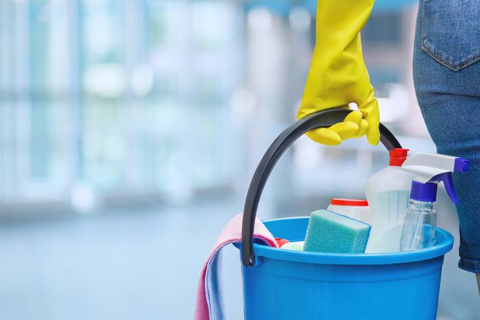 Reinigungskraft der Gebäudereinigung Wunderlich mit professioneller Ausrüstung in Köln