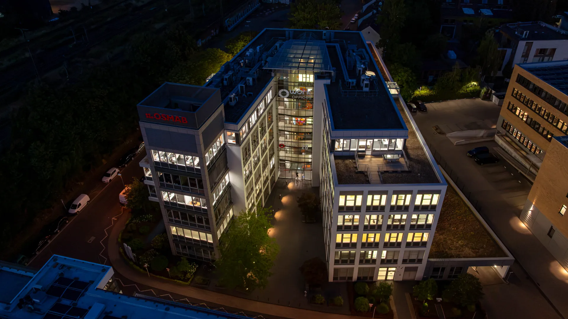 Nachtaufnahme eines Bürokomplexes in Köln-Kalk aus der Luft – Referenzobjekt der Gebäudereinigung Wunderlich, gereinigt außerhalb der Betriebszeiten
